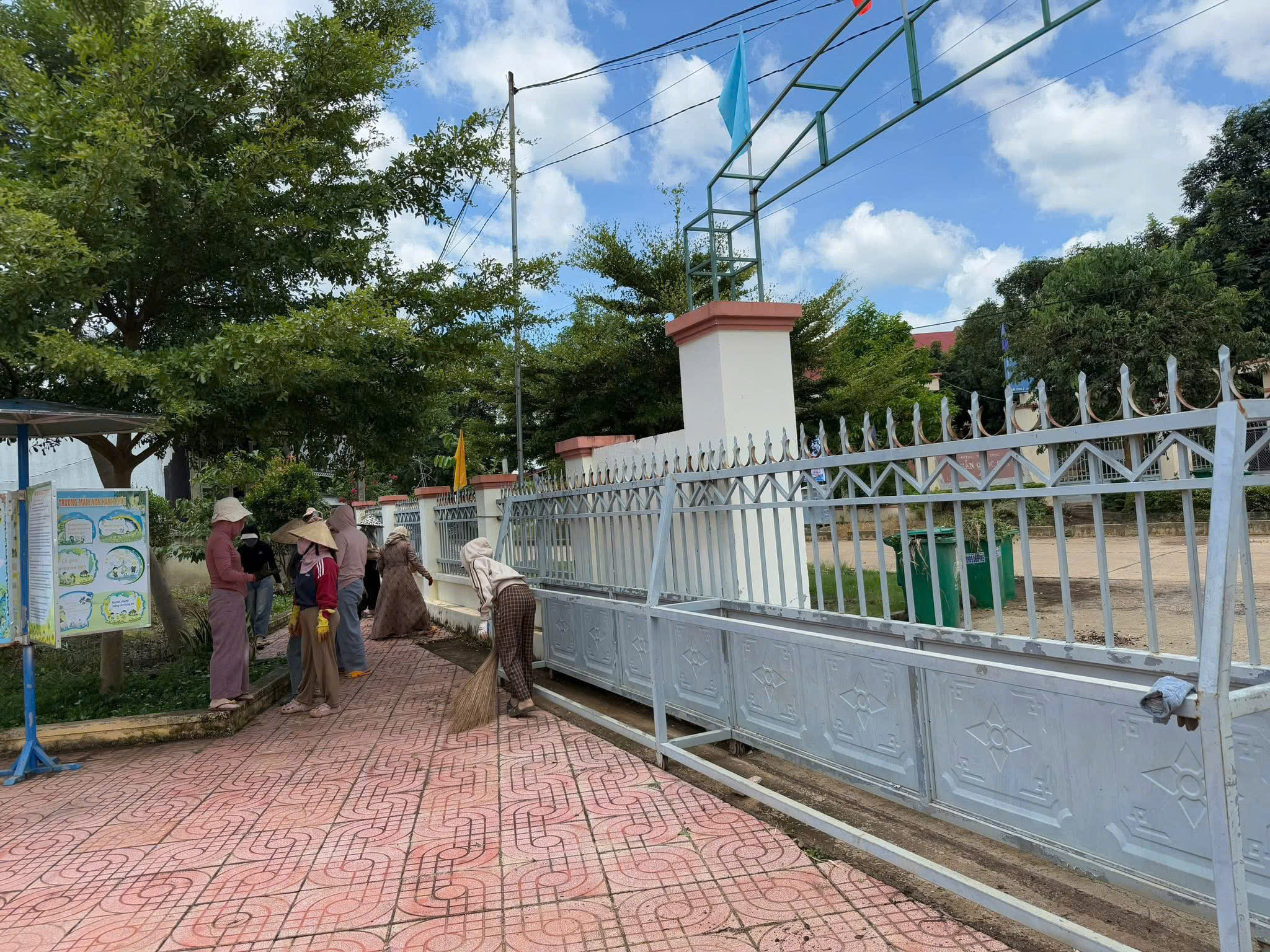 Các cô dọn vệ sinh sân trường