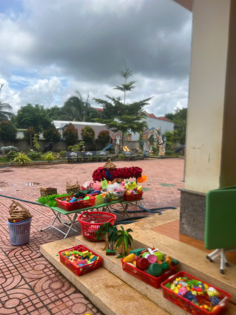 Đồ dùng, đồ chơi của các con được các cô rửa sạch rồi phơi nắng.