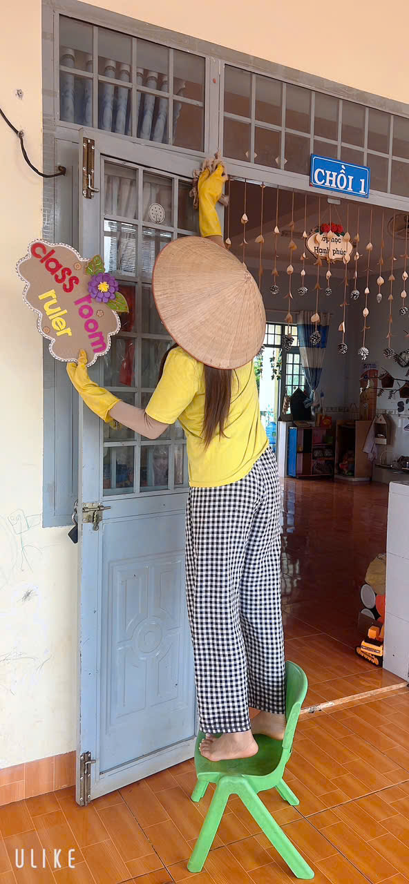 Các cô trang trí lớp