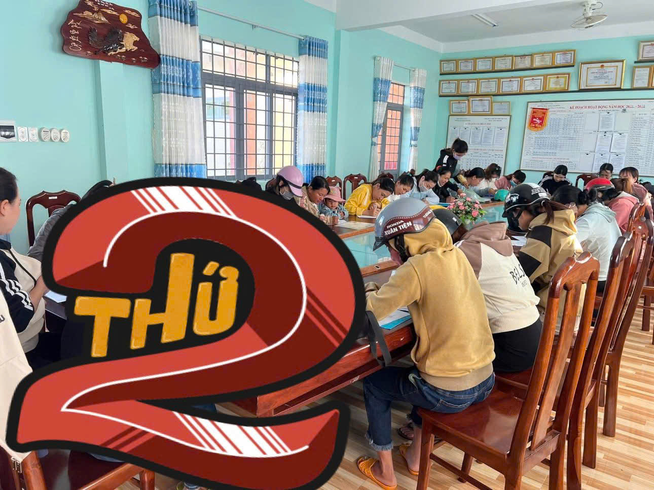 Phụ huynh ghi danh, tuyển sinh cho các con
