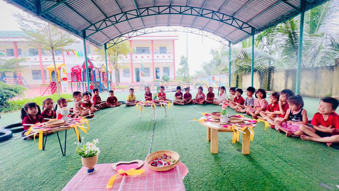 TRẺ LÀM THIỆP Ở SÂN BÓNG